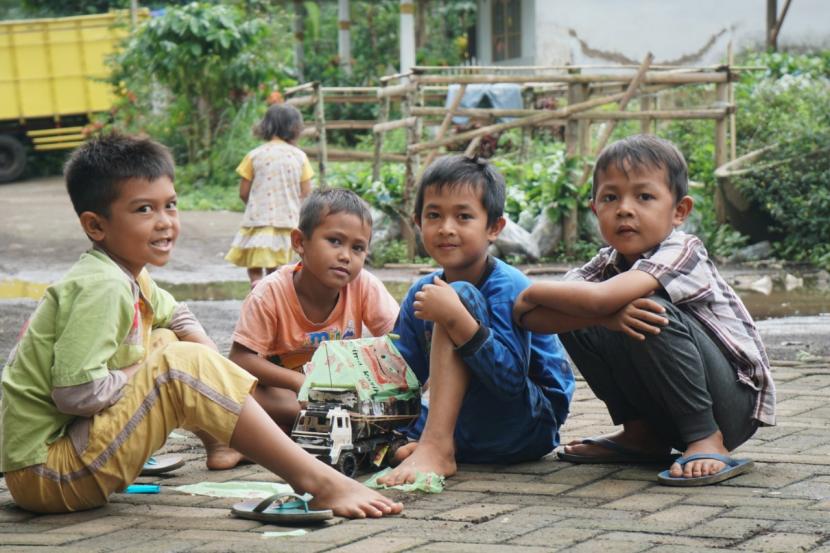 Di pelosok Kabupaten Probolinggo, Jawa Timur, terdapat Desa Kalianan, Desa tersebut sering kali mengalami padam listrik yang diikuti dengan hilangnya sinyal telepon genggam. Bagi anak-anak hal seperti ini bukanlah masalah. Dengan demikian, mereka bisa menjadi lebih fokus dalam kegiatan pembelajarannya  (Senin, 21/12).