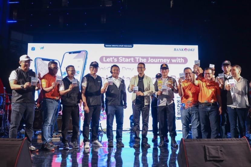 Di pengujung tahun 2023, Bank DKI memperkenalkan solusi layanan digital Jakarta Tourist Pass – JakOne Pay pada perhelatan Malam Muda Mudi Jakarta Kota Global yang berlangsung di Jalan Sudirman, Jakarta (31/12).