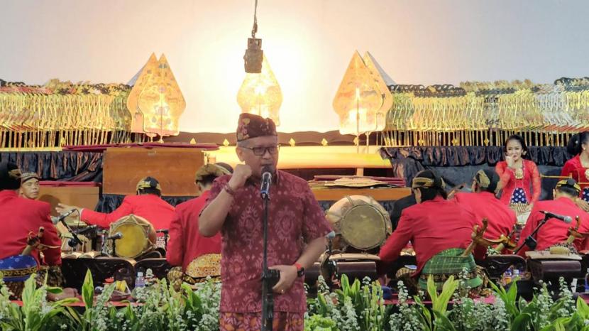 Di perayaan Bulan Bung Karno (BBK) 2022, Presiden Kelima RI yang juga Ketua Umum DPP PDI Perjuangan (PDIP) Megawati Soekarnoputri mendapatkan kado dari Dalang Ki Warseno Slank.