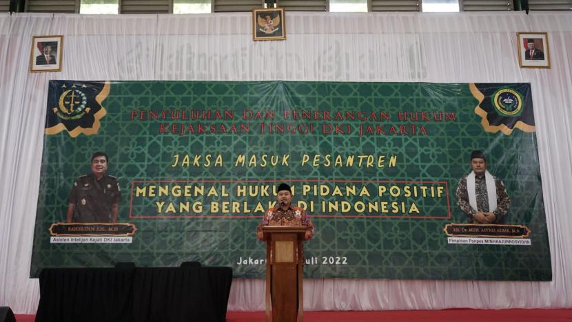 Bekali Hukum, Jaksa Masuk Pondok Pesantren di Lampung. Foto:   Di Pesantren, Jaksa Bicara Pidana di Hukum Islam Mirip dengan KUHP / Jaksa Masuk Pesantren
