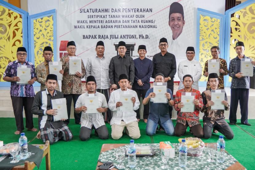 Di Ponpes Buntet Cirebon, Wamen ATR/BPN Bagikan 14 Sertifikat Pondok Pesantren