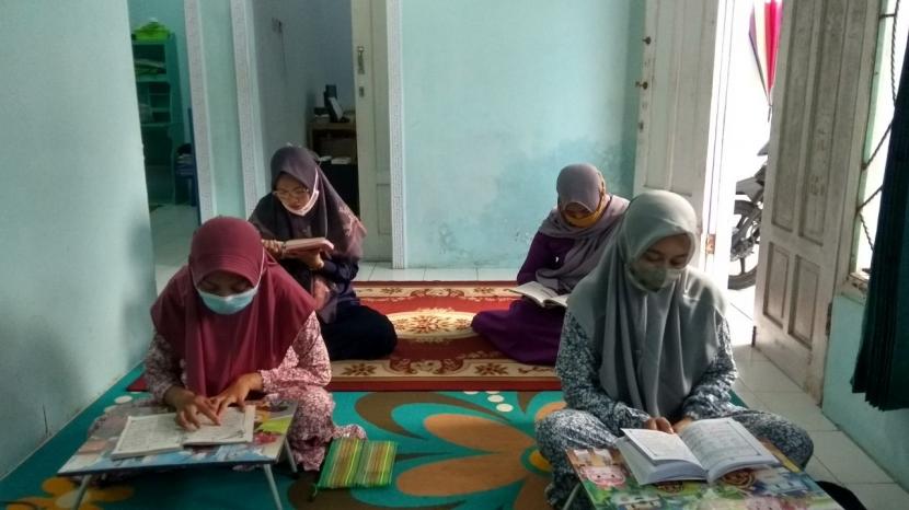 Di Rumah Quran Al Huda inilah ibu-ibu yang usianya sudah tidak muda lagi memiliki semangat yang tinggi untuk bisa membaca Alquran dengan baik dan benar.