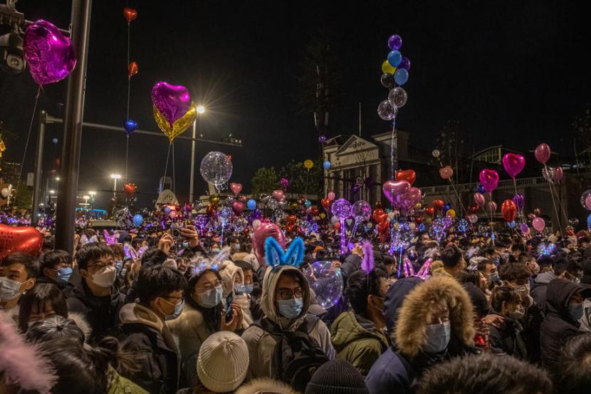 Di saat banyak kota di negara-negara besar memberlakukan lockdown di malam tahun baru, Wuhan meramaikan pergantian tahun dengan meriah pada 31 Desember 2020.