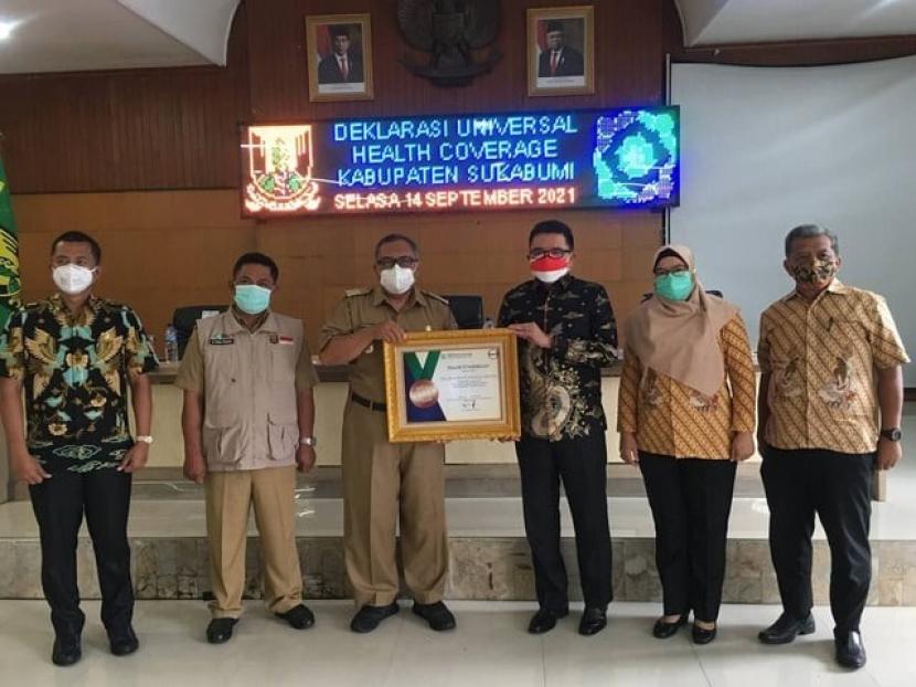 Di saat kondisi pandemi Covid-19 ini, Pemerintah Kabupaten Sukabumi tetap berkomitmen menjamin akses layanan kesehatan seluruh penduduk Sukabumi melalui Program JKN-KIS. 