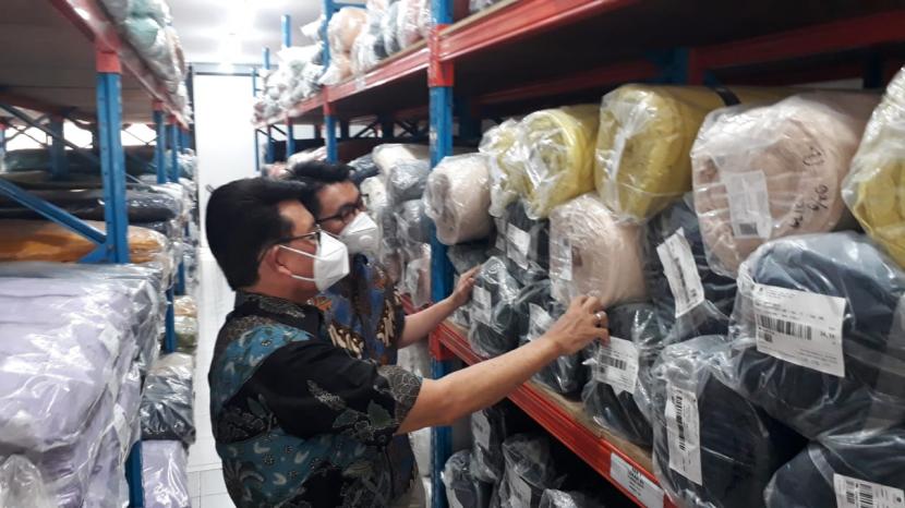Di saat pandemi Covid 19, produsen tekstil Nirwana Group di Bandung mendapat order limpahan dari Vietnam.
