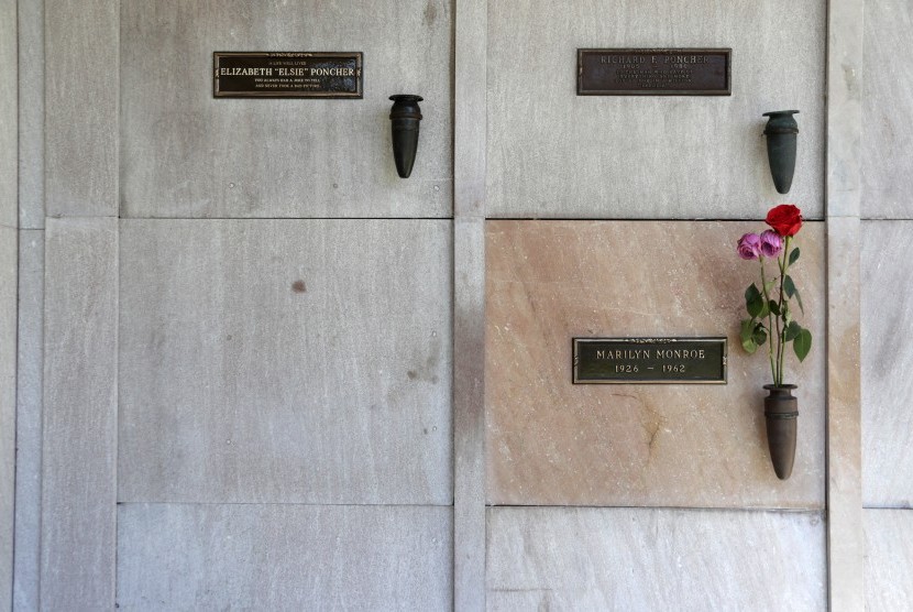 Di sebelah nisan Marilyn Monroe, pendiri majalah Playboy Hugh Hefner dimakamkan. Hugh membeli tempat dimakamkannya itu sejak 1992. Baginya, menghabiskan selamanya di samping Marilyn adalah sangat indah.