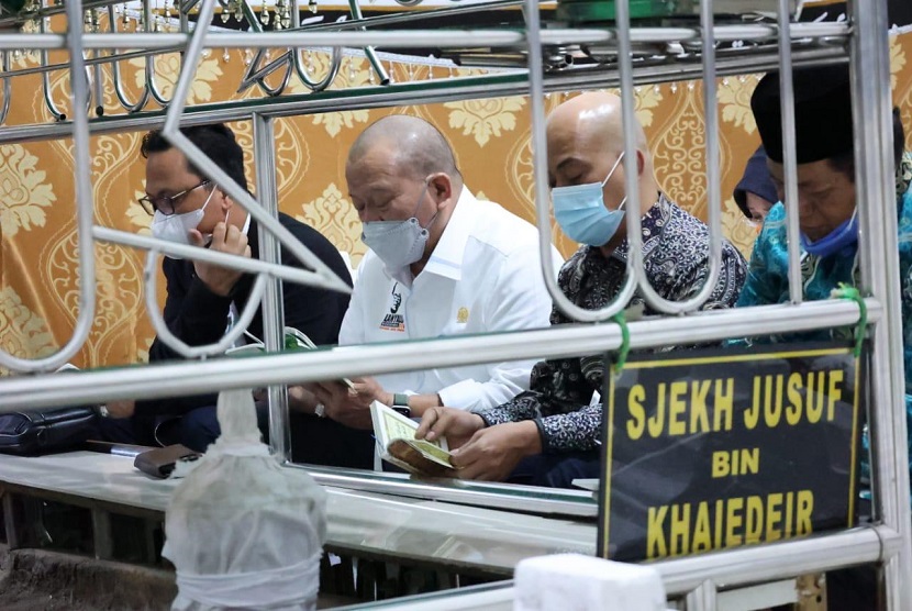  Di sela-sela kunjungan kerjanya di Sulawesi Selatan, Ketua DPD RI, AA LaNyalla Mahmud Mattalitti, menyempatkan diri berziarah ke makam tokoh agama yang juga pahlawan nasional, Syekh Yusuf Al-Makassari, di Kabupaten Gowa, Kamis (27/5) malam.