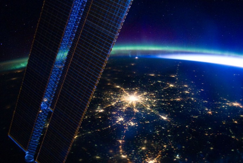 Di sini terlihat gambar memukau Kota Moskow di malam hari dari luar angkasa. Tampak   Aurora Borealis, kilauan udara dan fajar menyembul di horizon.