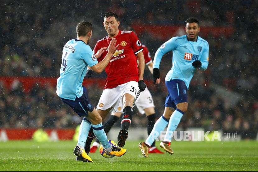 Dan Gosling (kiri) diadang bek Manchester United's Nemanja Matic di Stadion Old Trafford, Manchester, Inggris, Kamis (14/12) dini hari.