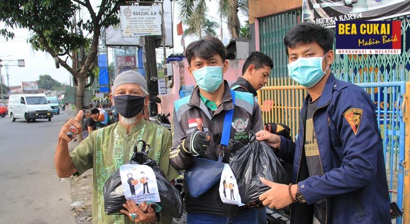 Di tengah gempuran virus Corona yang menyebabkan pandemi Covid-19, Bea Cukai turut andil memberikan bantuan terhadap masyarakat yang terdampak ekonominya, dengan menggelar aksi sosial di tiga tempat yang berbeda.