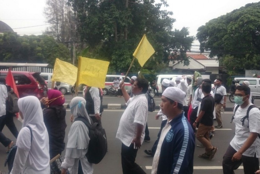 Di tengah iring-iringan massa aksi, ada juga sebagian dari mereka yang membawa bendera berwarna kuning bertuliskan nama Ahok saat berjalan menuju Masjid Istiqlal.