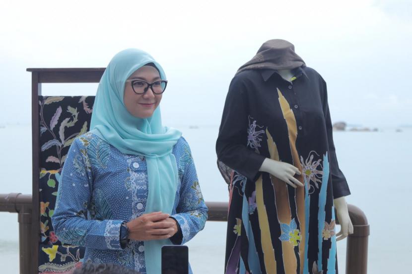  Di tengah kesibukan, Ketua Dekranasda Provinsi Kepulauan Bangka Belitung (Babel), Melati Erzaldi mengosongkan waktu untuk terus promosikan produk-produk UMKM Babel. Sembari menikmati indahnya pantai, Ketua Dekranasda Provinsi Kepulauan Babel bersama para pelaku UMKM, menginformasikan produk UMKM Babel yang tidak kalah saing.