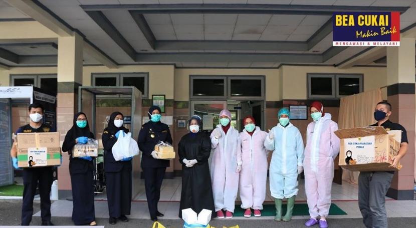 Di tengah pandemi Coronavirus Disease 2019 (Covid-19) yang melanda Indonesia, salah satunya di pulau Sulawesi, Bea Cukai Makassar dan Bea Cukai Gorontalo secara sigap memberikan bantuan kepada masyarakat yang membutuhkan melalui aksi sosial. 
