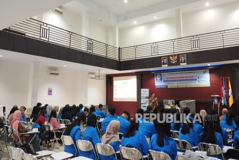 Di tengah pesatnya perkembangan teknologi, sektor perbankan menjadi salah satu yang paling terdampak oleh transformasi digital.