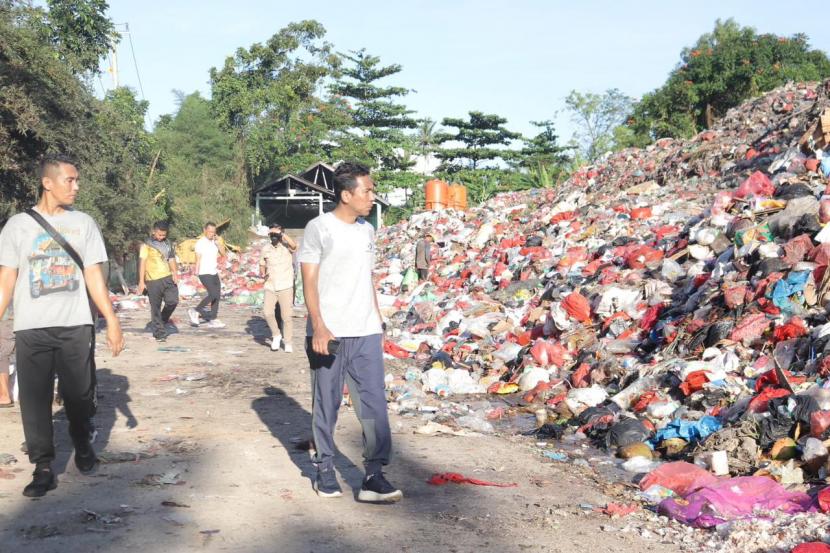 Di TPA Parit Enam, Pj Gubernur Babel Suganda melihat tumpukan sampah yang sudah menggunung.