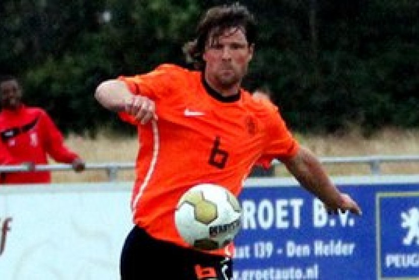 Di usia 42 tahun De Zeeuw masih gemar bermain sepak bola dan kini menjadi bagian dari timnas polisi Belanda.