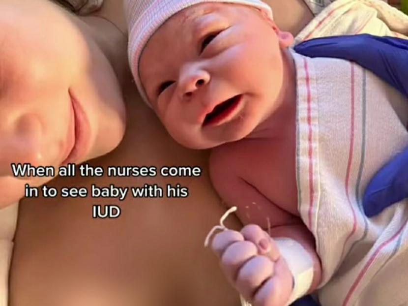 Di video TikTok, seorang ibu bernama Violet Quick asal Idaho, AS, memperlihatkan bayinya yang baru lahir menggenggam IUD.