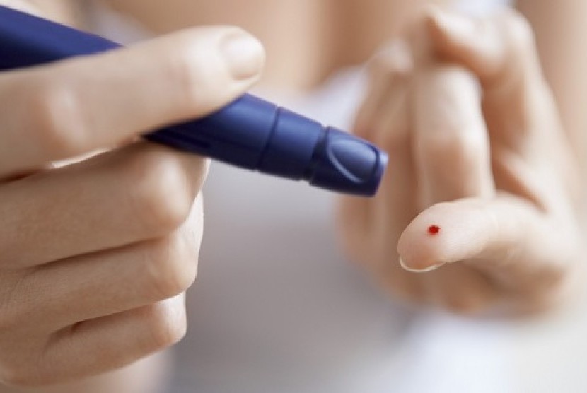 Seorang wanita memeriksa kadar gula darah (Ilustrasi). Kadar gula darah rendah juga bisa menjadi masalah, bahkan meski Anda tidak menderita diabetes.