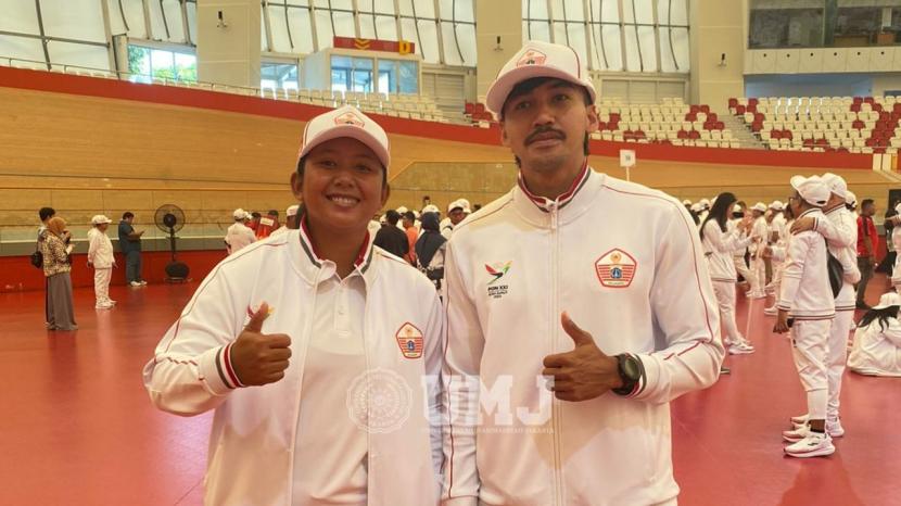 Diah Ayu (kiri) dan Wahyu Setiawan (kanan) seusai Pengukuhan dan Pelepasan Kontingen DKI Jakarta di Jakarta International Velodrome, Senin (19/8/2024).