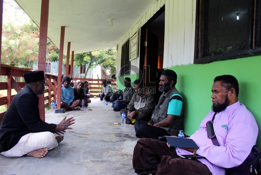 Presiden Yayasan Al Fatih Kaffah Nusantara (AFKN), Ustaz Fadhlan Gharamatan meninjau lokasi pelaksanaan Program Bantuan Pipanisasi 4 KM di Kampung Jagara, Distrik Walesi, Wamena, Papua, Sabtu Kemarin. 