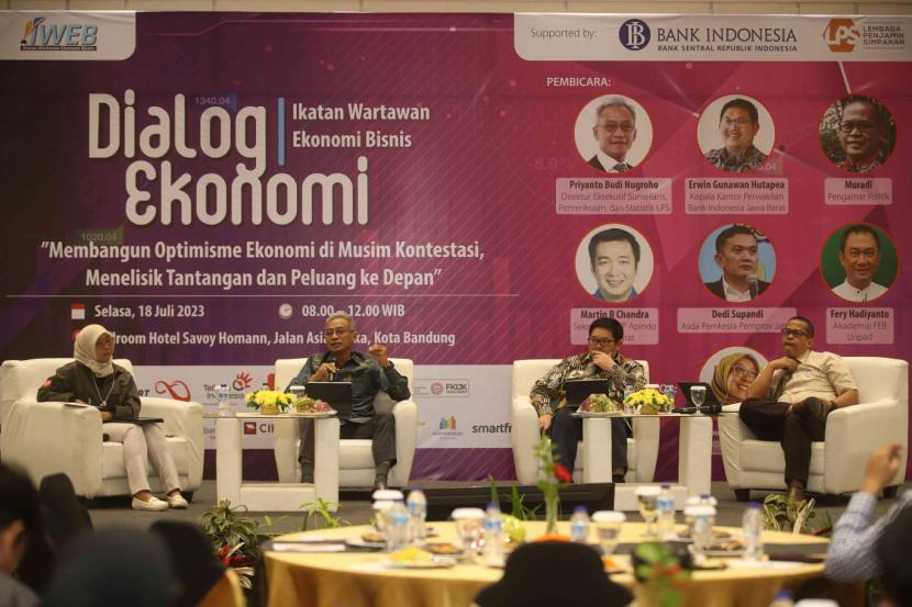  Dialog Ekonomi yang digelar Ikatan Wartawan Ekonomi Bisnis dengan tema Membangun Optimisme Ekonomi di Musim  Kontestasi Politik Menelisik Tantangan dan Peluang ke Depan. 