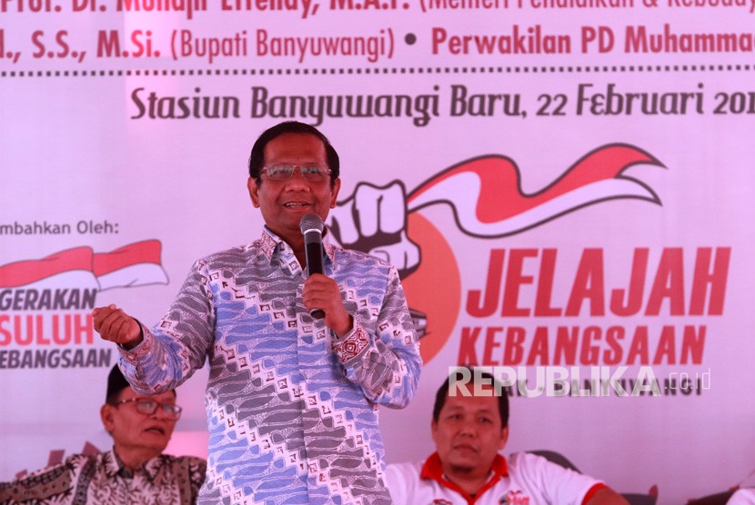 Dialog Kebangsaan. Ketua Gerakan Suluh Kebangsaan Mahfud MD memberikan materi saat Dialog Kebangsaan Seri IX di Stasiun Banyuwangi Baru, Banyuwangi, Jawa Timur, Jumat (22/2/2019).