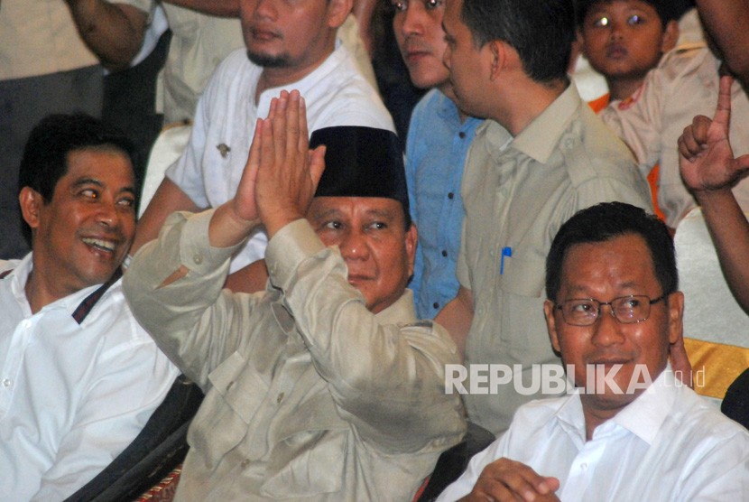 Dialog Kebangsaan Prabowo. Capres nomor urut 2 Prabowo Subianto (tengah) menyapa para pendukungnya saat menghadiri Dialog Kebangsaan di GOR Kota Mojokerto, Jawa Timur, Ahad (24/2/2019). 
