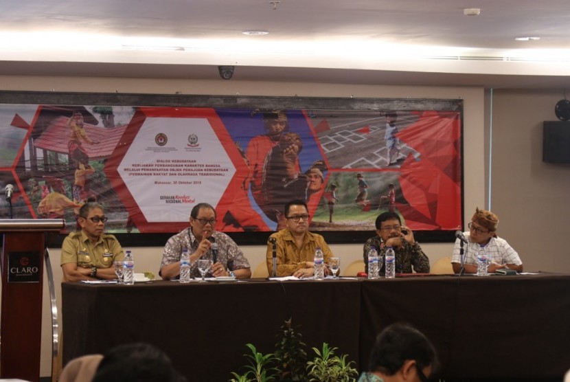 Dialog Kebudayaan: Kebijakan Pembangunan Karakter Bangsa Melalui Pemanfaatan Obyek Pemajuan Kebudayaan (Permainan Rakyat dan Olahraga Tradisional) di Claro Hotel Makassar, Sulsel, pada Selasa (30/10). 