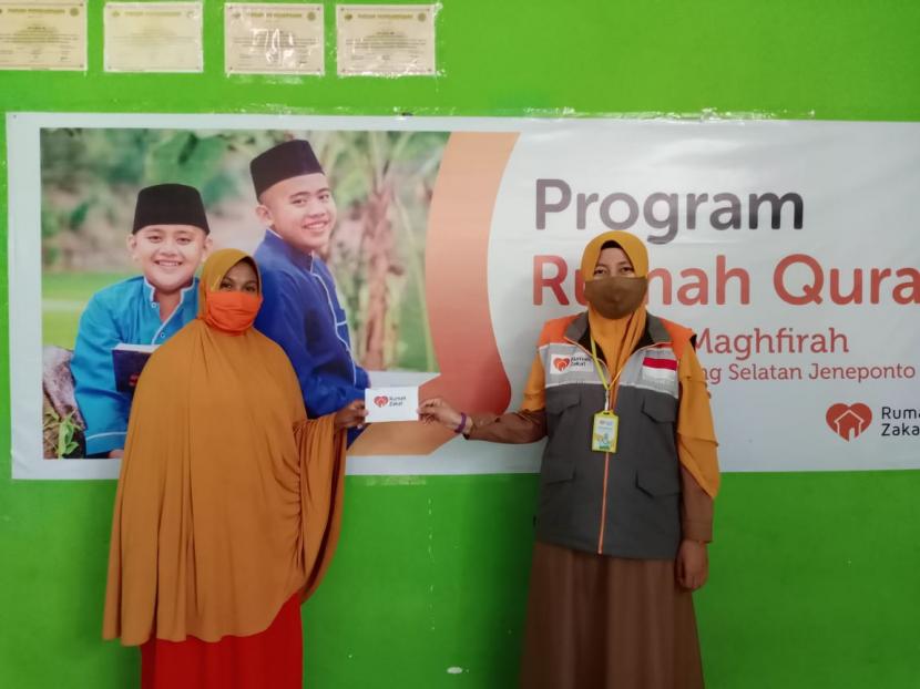 Dian Ekawati Mansyur selaku Relawan Rumah Zakat Desa Berdaya Empoang Selatan Jeneponto, Sulawesi Selatan memberikan kafalah kepada guru pengajar TPQ/Rumah Quran AlMaghfirah, Selasa (11/5).