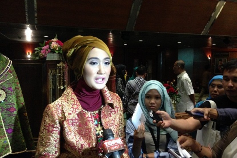 Indonesia's Muslim fashion designer, Dian Pelangi (file)