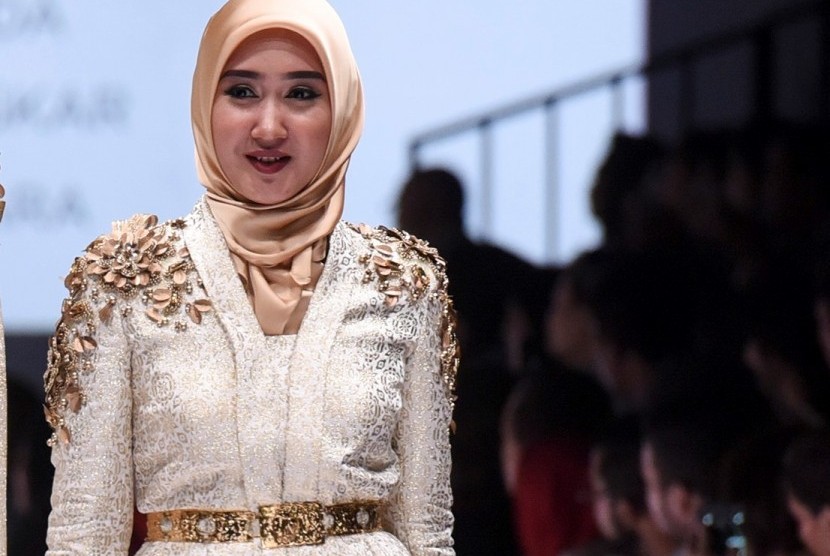 Desainer Busana Muslim Indonesia Tampil Di Ajang Fashion