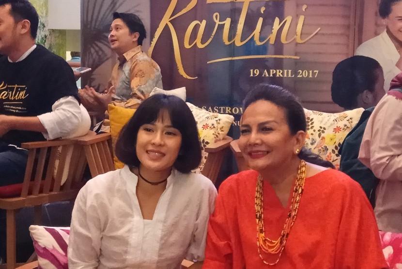 Arsip foto: Dian Sastrowardoyo dan Christine Hakim, pemeran di film biopik Kartini.
