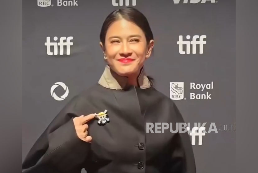 Dian Sastrowardoyo, hadir dalam pemutaran perdana film The Fox King di ajang Toronto International Film Festival (TIFF) 2025 di Kanada dengan pin One Piece.