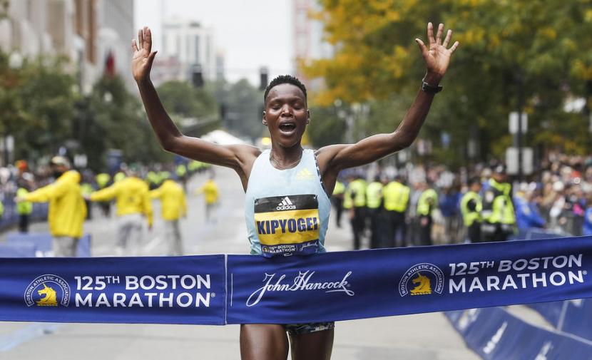 Diana Kipyogei dari Kenya finis pertama di kategori pelari wanita pada lomba Boston Marathon 2021 di Boston, Massachusetts, AS.