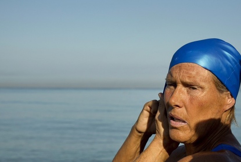 Diana Nyad merapikan tutup kepala sebelum melakukan perjalananya melintasi dari Kuba ke Florida dengan berenang tanpa menggunakan kandang pelindung Hiu