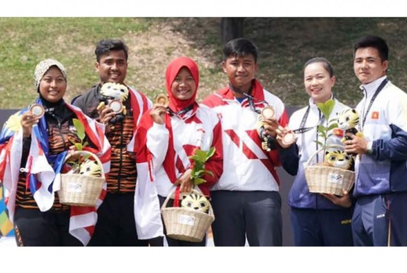 Diananda Choirunnisa dan Riau Ega Agata (tengah) seusai pemberian medali dari cabang panahan nomor recurve beregu campuran, Selasa (22/8).