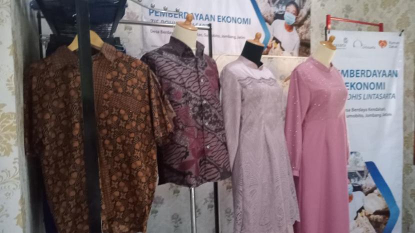 Diawal Bulan ini, tepatnya Sabtu 9 oktober 2021, BUMMas Qonita Hijab Indonesia mendapat permintaan pembuatan pakaian untuk pernikahan sepasang, pakaian batik dan keluarga mempelai