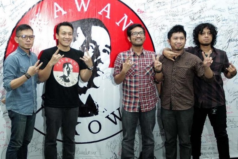 Diaz Hendropriyono (dua dari kiri) bersama grup band SamSonS saat peluncuran lagu dan video klip Indonesia (Bersatulah) di markas Kawan Jokowi, Kamis (10/7)