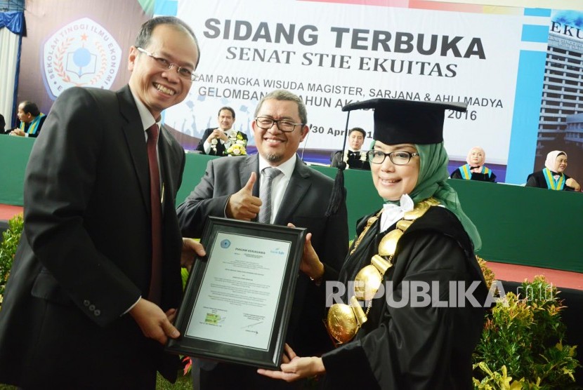 Di dampingi Gubernur Jabar Ahmad Heryawan, Dirut Bank BJB Ahmad Irfan (kiri) dan Ketua STIE Ekuitas Ina Primiana (kanan) memegang piagam perjanjian kerja sama pada Wisuda Magister, Sarjana, dan Ahli Madya STIE Ekuitas). (Ilustrasi)