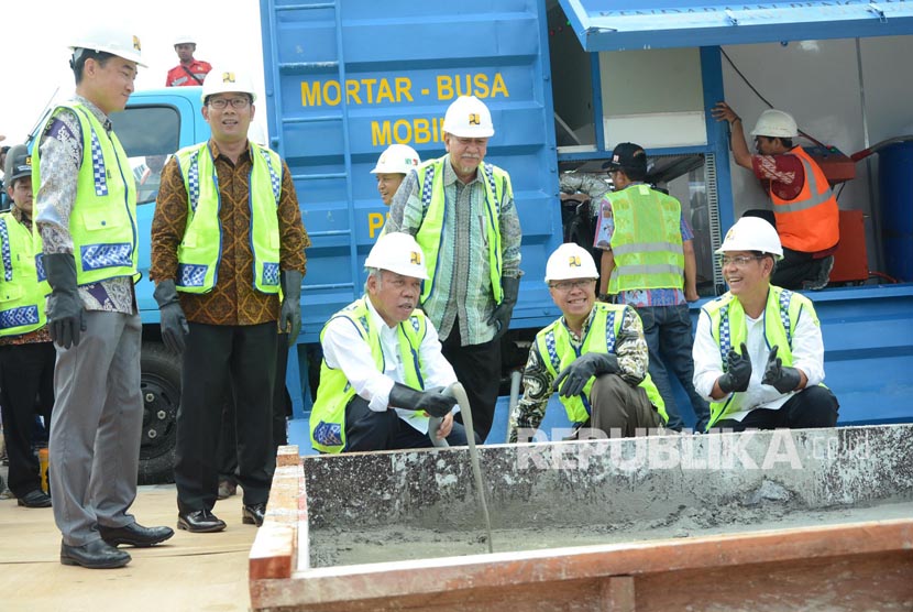 Didampingi para pejabat lainnya, Menteri PUPR Basuki Hadimujono melakukan pengecoran pertama teknologi Mortar Busa pada Ground Breaking Jembatan Layang (Flyover) Antapani, Kota Bandung, Jumat (10/6). (Republika/Edi Yusuf)