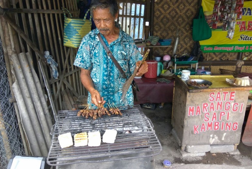 Didi Rosidi (63 tahun) pedagang satai maranggi Situ Wanayasa, sedang membakar satai, Senin (2/1).