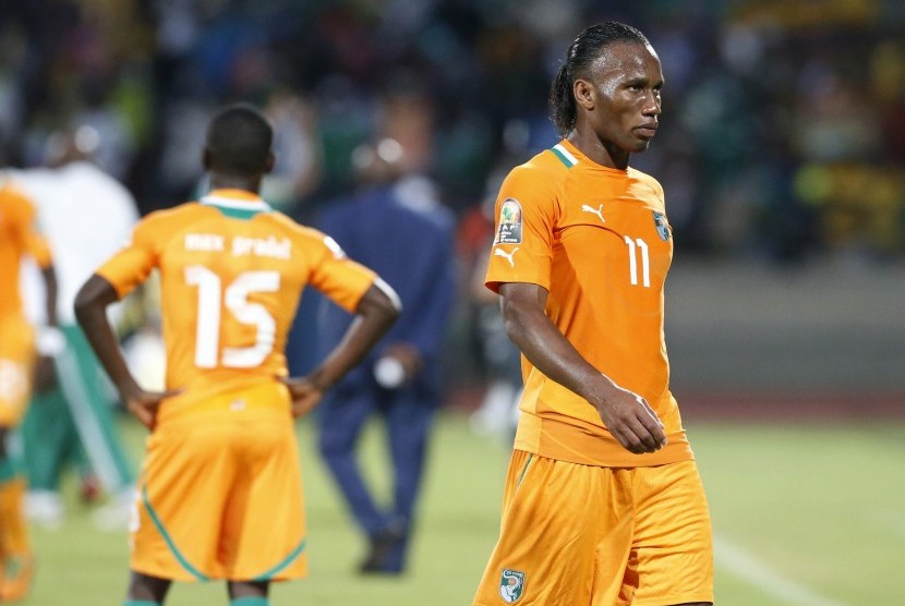 Didier Drogba berjalan lesu setelah Pantai Gading ditaklukkan Nigeria di perempat final Piala Afrika 2013 sehingga gagal mengulang prestasi menembus final Piala Afrika 2011.