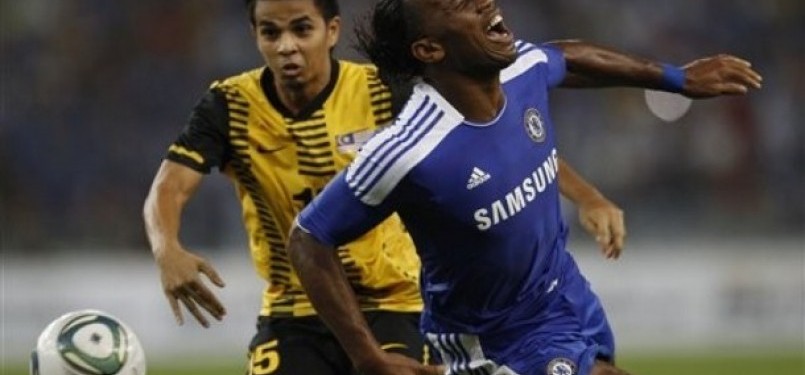 Didier Drogba dilanggar Mohamad Amer Saidin