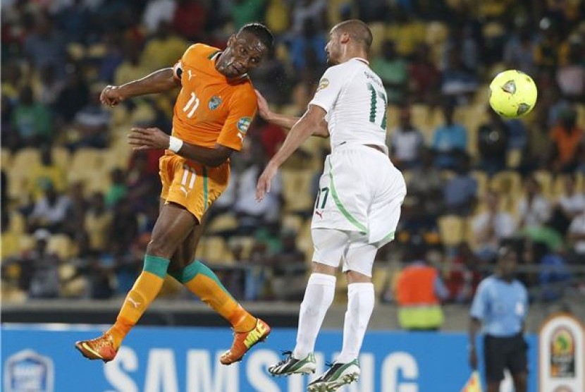 Didier Drogba (kiri), striker timnas Pantai Gading, duel udara dengan pemain Aljazair, Adlene Guedioura, di laga Grup D Piala Afrika 2013 di Rustenburg pada Rabu (30/1).