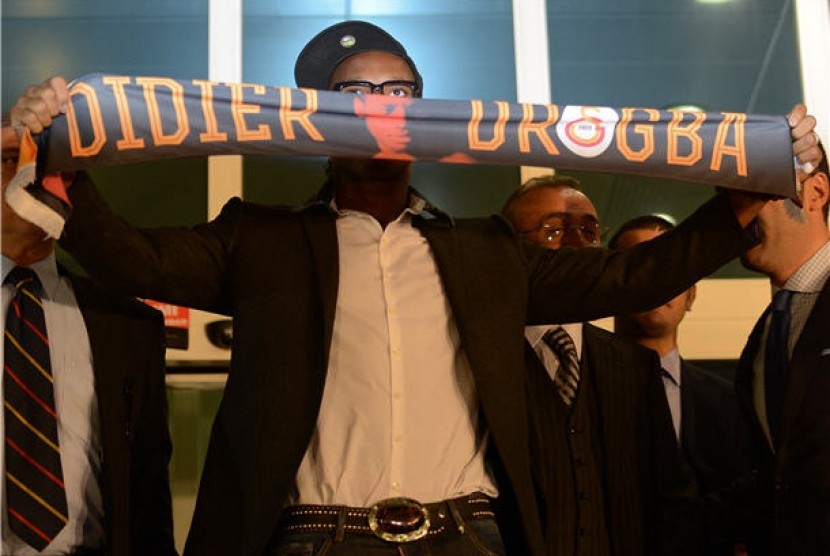 Didier Drogba, mantan striker Chelsea, menyapa suporter Galatasaray saat tiba di Bandara Ataturk, Istanbul, Turki.