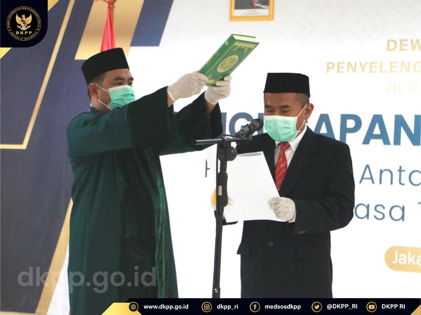 Didik Supriyanto mengucapkan sumpah jabatan sebagai anggota penggantian antarwaktu Dewan Kehormatan Penyelenggara Pemilu (DKPP) sisa masa tugas 2017-2022 di kantor DKPP, Jakarta Pusat, Rabu (15/4). 