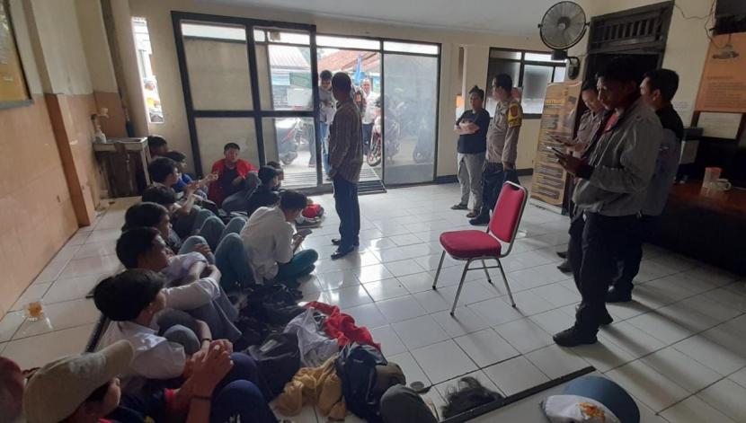 Diduga hendak tawuran, belasan pelajar SMK Kota Bogor ditangkap saat sedang berkumpul di wilayah Semplak, Kecamatan Bogor Barat, Kota Bogor. Salah satu diantaranya kedapatan membawa senjata tajam jenis celurit.