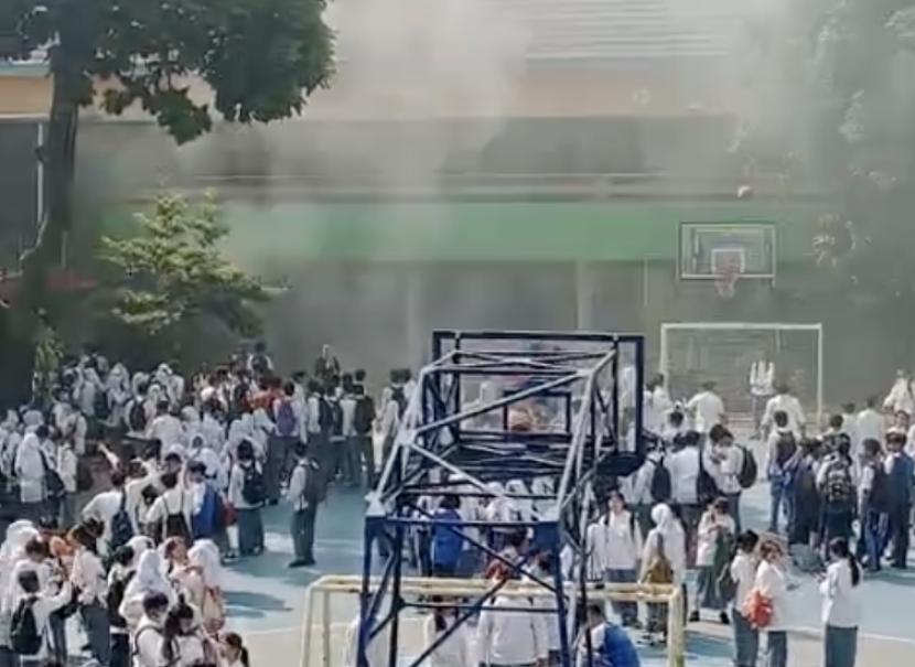 Diduga kebakaran melanda SMA 6 Jakarta Selatan.