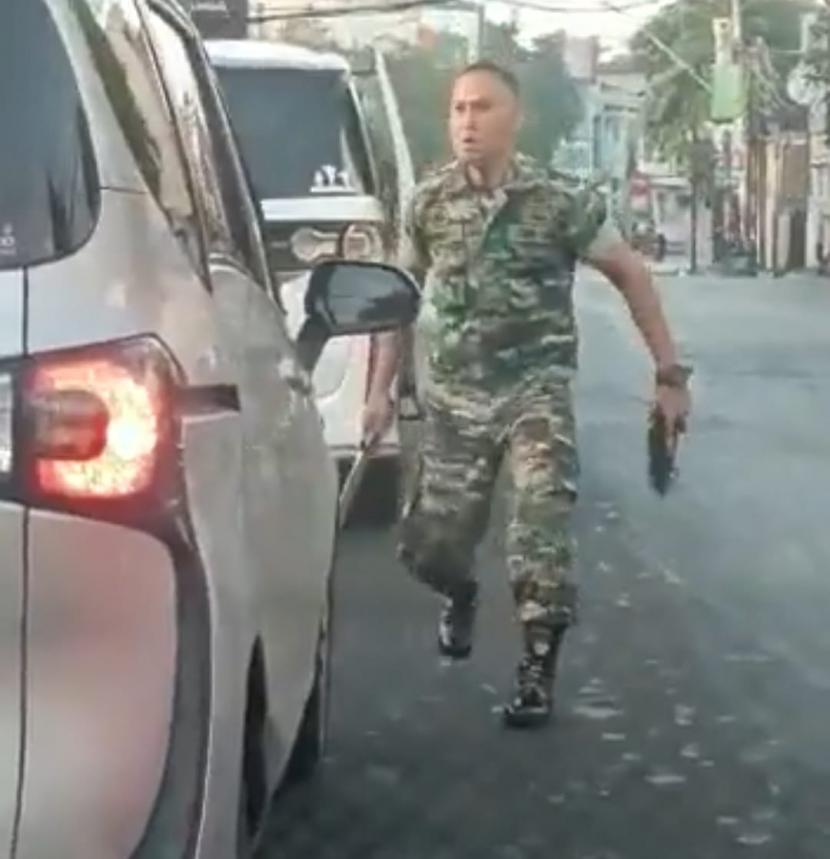 Diduga personel TNI AD mengancam pengendara mobil menggunakan sangkur.