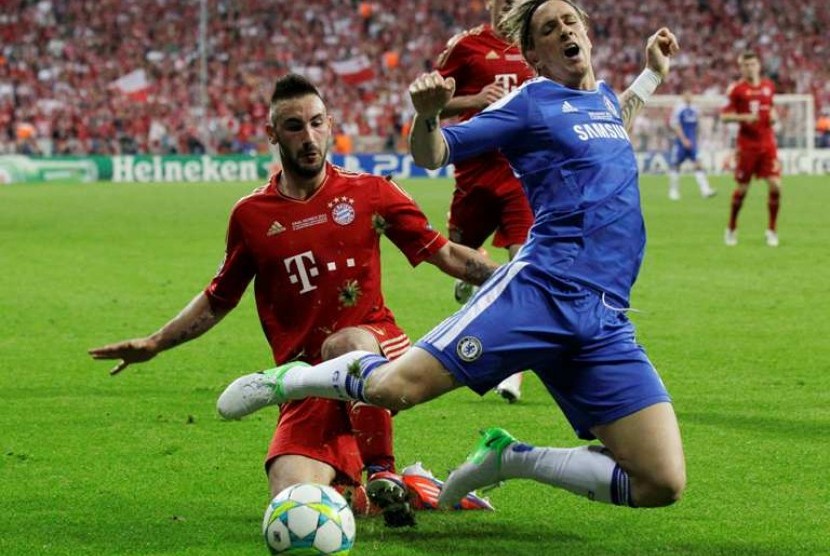 Diego Contento (Merah) melakukan aksi tackle terhadap penyerang Chelsea, Fernando Torres dalam laga final Liga Champions 19 Mei 2012